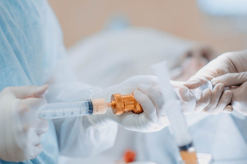 Powiększanie piersi za pomocą lipofillingu strzykawkowego